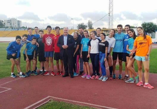 El alcade de Algeciras con nuestros atletas · Atletismo Inmaculada